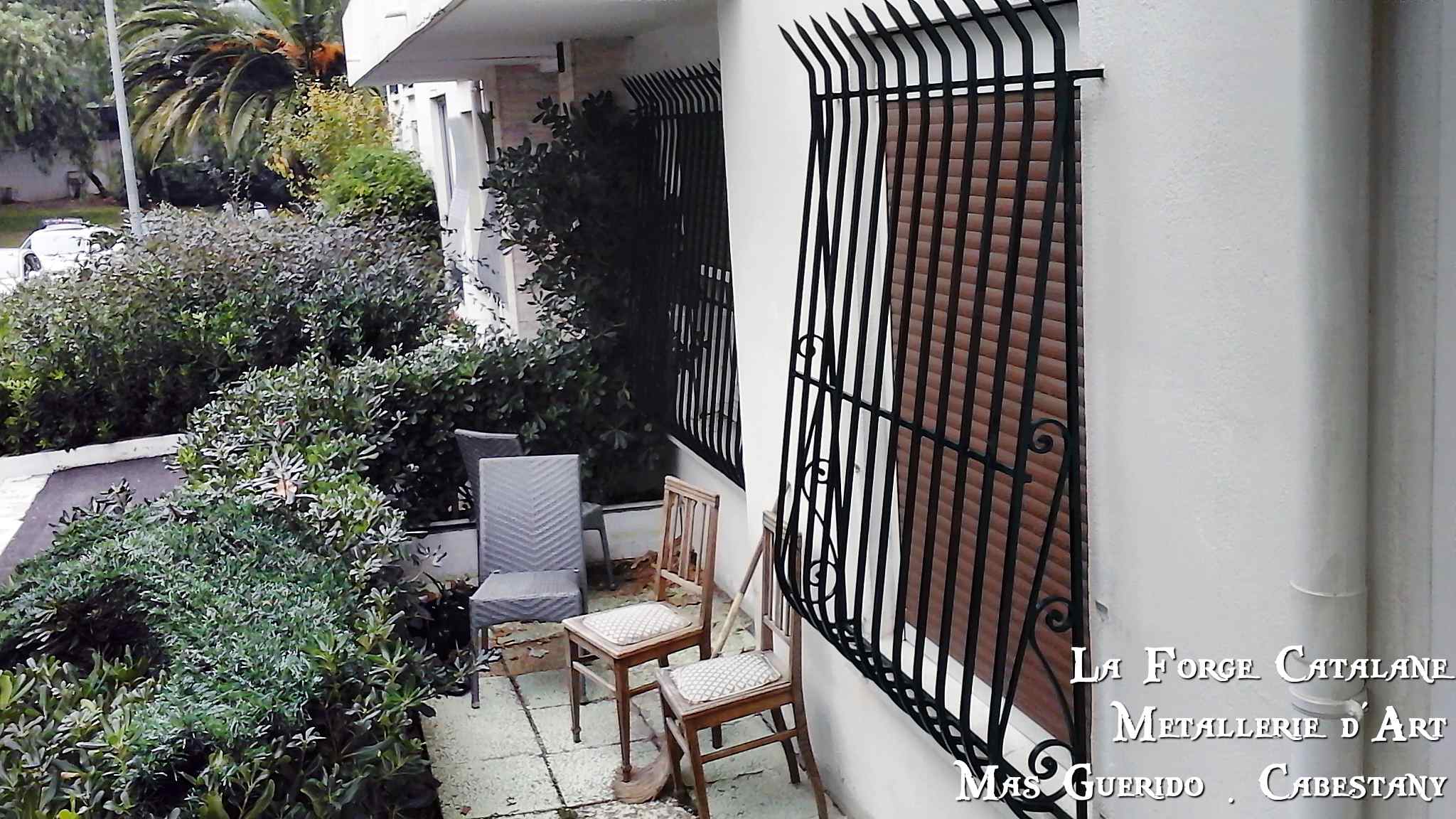 grille fixe galbee volutes pointes fer Forge Catalane Cabestany (2).jpg